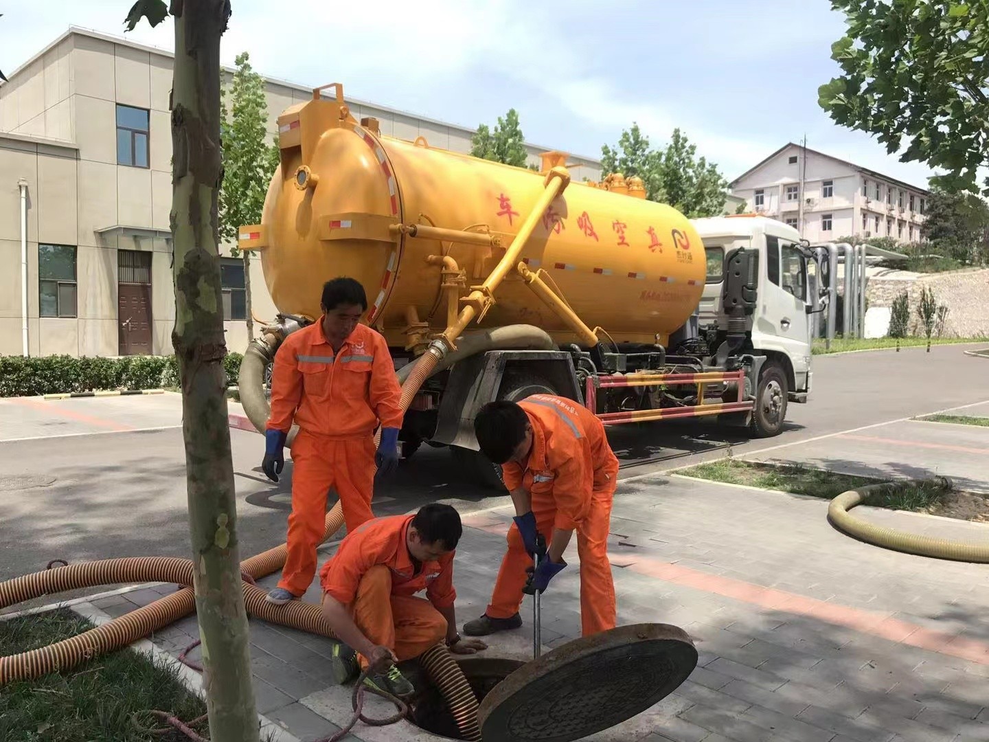 安仁管道疏通车停在窨井附近