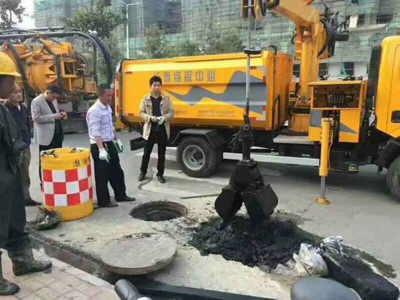 安仁街道：网格员化身“清道夫”，为民解忧疏通“堵心”化粪池