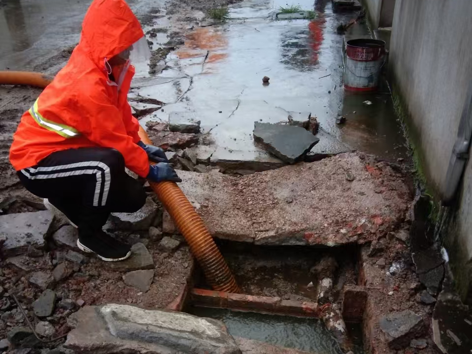 安仁专业清理污水池 炜誉市政以规范流程守护城市 “肠道”