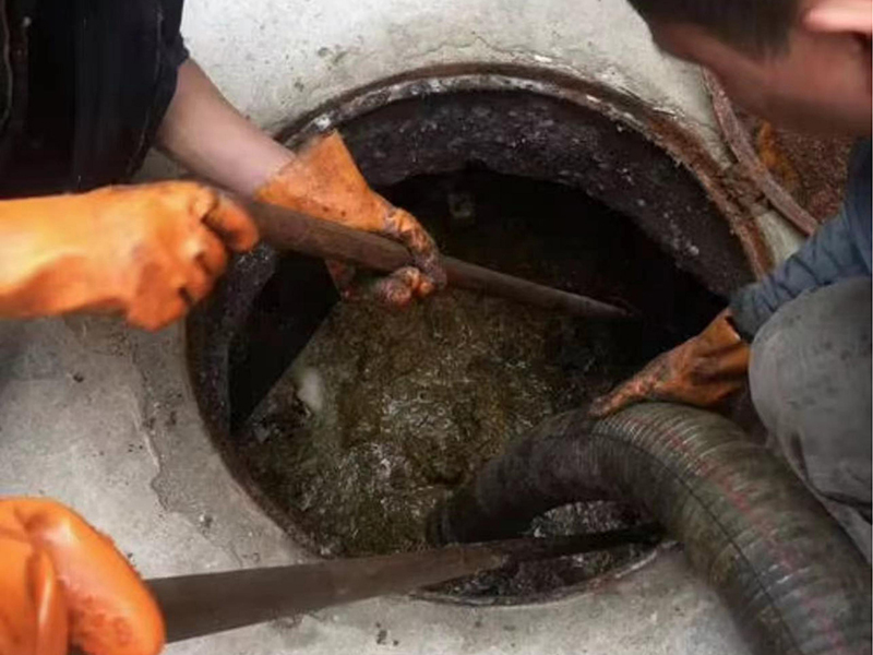 安仁清理化粪池时如何避免沼气的危害？